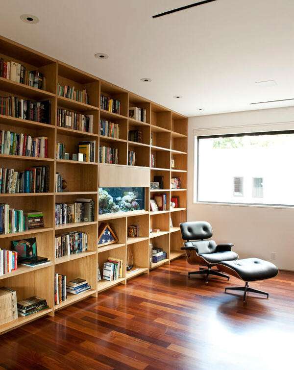 Livros organizados numa estante iluminada